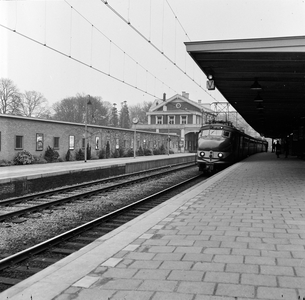 856913 Gezicht op het tweede perron van het N.S.-station Baarn te Baarn.